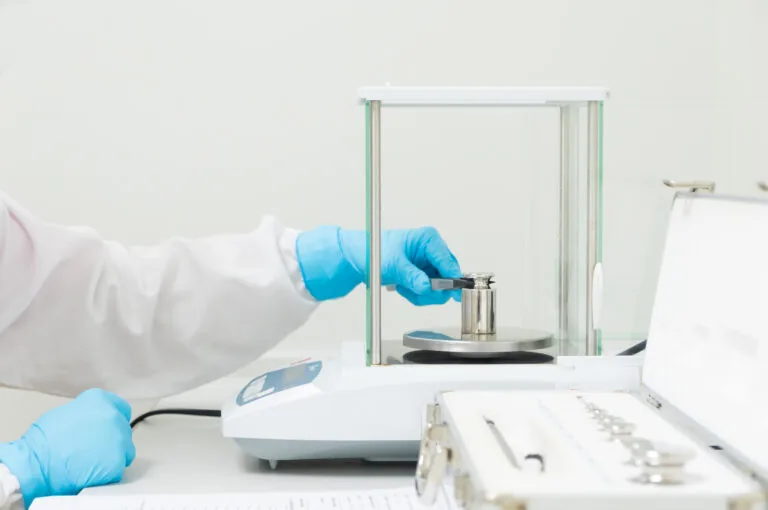 Étalonnage d’une balance de précision avec une masse étalon en acier inoxydable